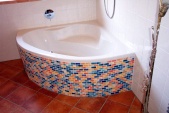 Eckbadewanne, bunt eingefliest