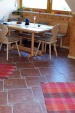 versetzt verlegtes Feinsteinzeug mit Mosaik
