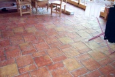 mexikanischer Terrakottaboden mit Mosaik im Tischbereich