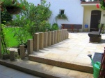 Terrasse mit Granitstelen